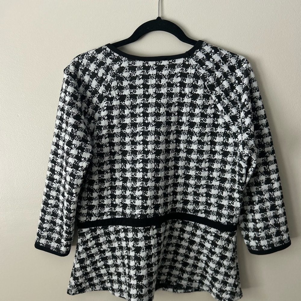 Chic Black and White Houndstooth Blouse - Picture 2 of 3